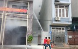 Người dân tham gia thực tập phương án thoát nạn bằng thang dây từ nhà cao tầng