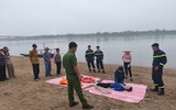 Cảnh sát hướng dẫn cứu nạn đuối nước cho hàng trăm người dân thuyền chài bên sông Đà 