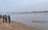 Cảnh sát hướng dẫn cứu nạn đuối nước cho hàng trăm người dân thuyền chài bên sông Đà 