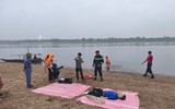 Cảnh sát hướng dẫn cứu nạn đuối nước cho hàng trăm người dân thuyền chài bên sông Đà 