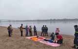 Cảnh sát hướng dẫn cứu nạn đuối nước cho hàng trăm người dân thuyền chài bên sông Đà 