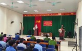 Cảnh sát hướng dẫn cứu nạn đuối nước cho hàng trăm người dân thuyền chài bên sông Đà 