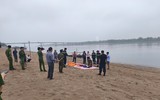 Cảnh sát hướng dẫn cứu nạn đuối nước cho hàng trăm người dân thuyền chài bên sông Đà 