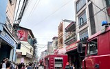Cận cảnh lực lượng cứu hỏa tiếp cận xưởng gỗ để dập lửa