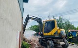 Cận cảnh lực lượng cứu hỏa tiếp cận xưởng gỗ để dập lửa