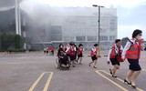 Hàng trăm người thực hành thoát nạn trong tình huống cháy giả định tại trung tâm thương mại