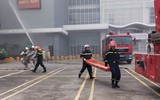 Hàng trăm người thực hành thoát nạn trong tình huống cháy giả định tại trung tâm thương mại