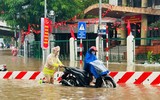 Hình ảnh Công an Hà Nội nỗ lực phục vụ nhân dân trong buổi sáng 26-8, khi trận mưa lớn gây ngập nhiều tuyến phố 
