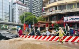 Hình ảnh Công an Hà Nội nỗ lực phục vụ nhân dân trong buổi sáng 26-8, khi trận mưa lớn gây ngập nhiều tuyến phố 