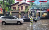 Hình ảnh Công an Hà Nội nỗ lực phục vụ nhân dân trong buổi sáng 26-8, khi trận mưa lớn gây ngập nhiều tuyến phố 