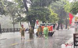 Hình ảnh Công an Hà Nội nỗ lực phục vụ nhân dân trong buổi sáng 26-8, khi trận mưa lớn gây ngập nhiều tuyến phố 