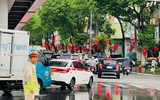 Hình ảnh Công an Hà Nội nỗ lực phục vụ nhân dân trong buổi sáng 26-8, khi trận mưa lớn gây ngập nhiều tuyến phố 