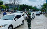 Hình ảnh Công an Hà Nội nỗ lực phục vụ nhân dân trong buổi sáng 26-8, khi trận mưa lớn gây ngập nhiều tuyến phố 