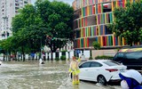Hình ảnh Công an Hà Nội nỗ lực phục vụ nhân dân trong buổi sáng 26-8, khi trận mưa lớn gây ngập nhiều tuyến phố 