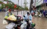 Hình ảnh Công an Hà Nội nỗ lực phục vụ nhân dân trong buổi sáng 26-8, khi trận mưa lớn gây ngập nhiều tuyến phố 