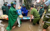 Công an phường Kiến Hưng kịp thời hỗ trợ người dân bị ảnh hưởng do hoàn lưu bão số 5 