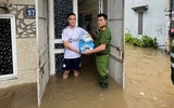 Công an phường Kiến Hưng kịp thời hỗ trợ người dân bị ảnh hưởng do hoàn lưu bão số 5 