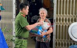 Công an phường Kiến Hưng kịp thời hỗ trợ người dân bị ảnh hưởng do hoàn lưu bão số 5 