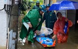 Công an phường Kiến Hưng kịp thời hỗ trợ người dân bị ảnh hưởng do hoàn lưu bão số 5 
