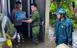 Công an phường Kiến Hưng kịp thời hỗ trợ người dân bị ảnh hưởng do hoàn lưu bão số 5 