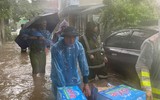 Công an phường Kiến Hưng kịp thời hỗ trợ người dân bị ảnh hưởng do hoàn lưu bão số 5 