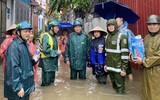 Công an phường Kiến Hưng kịp thời hỗ trợ người dân bị ảnh hưởng do hoàn lưu bão số 5 