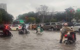 Công an Hà Nội dầm mưa phân luồng đảm bảo trật tự an toàn giao thông sáng 26-8