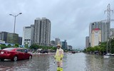 Công an Hà Nội dầm mưa phân luồng đảm bảo trật tự an toàn giao thông sáng 26-8
