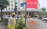 Công an Hà Nội dầm mưa phân luồng đảm bảo trật tự an toàn giao thông sáng 26-8