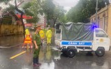 Công an Hà Nội dầm mưa phân luồng đảm bảo trật tự an toàn giao thông sáng 26-8