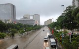 Công an Hà Nội dầm mưa phân luồng đảm bảo trật tự an toàn giao thông sáng 26-8
