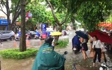 Công an Hà Nội dầm mưa phân luồng đảm bảo trật tự an toàn giao thông sáng 26-8