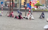 Công an Hà Nội dầm mưa phân luồng đảm bảo trật tự an toàn giao thông sáng 26-8