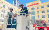 Thử làm “lính cứu hỏa nhí” trải nghiệm phương tiện ở Đội chữa cháy và CNCH khu vực số 14