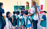 Thử làm “lính cứu hỏa nhí” trải nghiệm phương tiện ở Đội chữa cháy và CNCH khu vực số 14