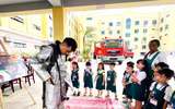 Thử làm “lính cứu hỏa nhí” trải nghiệm phương tiện ở Đội chữa cháy và CNCH khu vực số 14