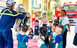 Thử làm “lính cứu hỏa nhí” trải nghiệm phương tiện ở Đội chữa cháy và CNCH khu vực số 14