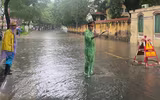 Công an Hà Nội đội mưa làm nhiệm vụ đảm bảo an ninh trật tự, phân luồng giao thông