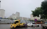 Công an Hà Nội đội mưa làm nhiệm vụ đảm bảo an ninh trật tự, phân luồng giao thông