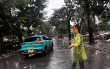 Công an Hà Nội đội mưa làm nhiệm vụ đảm bảo an ninh trật tự, phân luồng giao thông