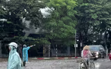 Công an Hà Nội đội mưa làm nhiệm vụ đảm bảo an ninh trật tự, phân luồng giao thông