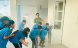  Học sinh trải nghiệm kỹ năng thoát nạn trong môi trường khói, khí 