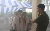 Học sinh trải nghiệm kỹ năng thoát nạn trong môi trường khói, khí 