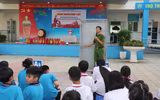 Học sinh trải nghiệm kỹ năng thoát nạn trong môi trường khói, khí 