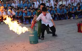  Học sinh trải nghiệm kỹ năng thoát nạn trong môi trường khói, khí 