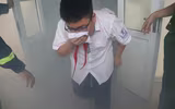  Học sinh trải nghiệm kỹ năng thoát nạn trong môi trường khói, khí 