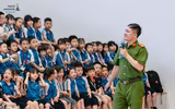 Cảnh sát phòng cháy hướng dẫn thầy và trò trải nghiệm kỹ năng an toàn trong hoả hoạn