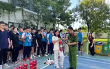 Cảnh sát phòng cháy hướng dẫn thầy và trò trải nghiệm kỹ năng an toàn trong hoả hoạn