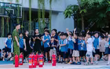 Cảnh sát phòng cháy hướng dẫn thầy và trò trải nghiệm kỹ năng an toàn trong hoả hoạn