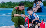 Cảnh sát phòng cháy hướng dẫn thầy và trò trải nghiệm kỹ năng an toàn trong hoả hoạn